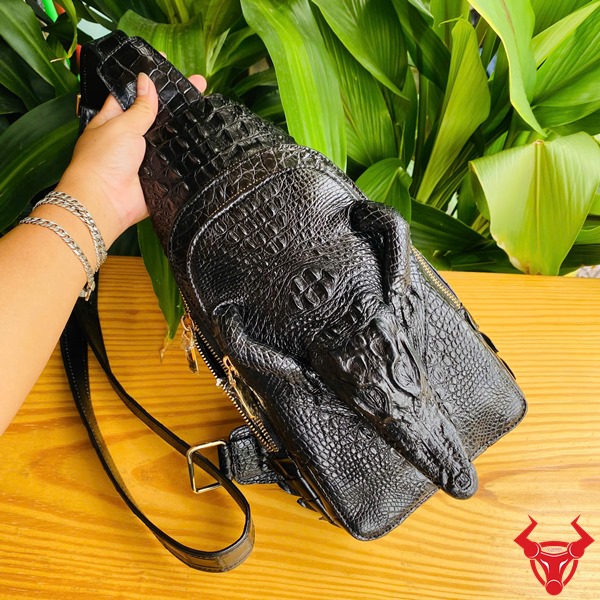 Túi Da Cá Sấu Nguyên Con – Phong Cách Cá Tính Mạnh Túi da cá sấu nguyên con – Phong cách quý ông cá tính mạnh.