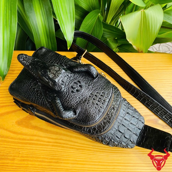 Túi Đeo Trước Ngực Da Cá Sấu – Phong Cách Doanh Nhân Túi da cá sấu nguyên con – Biểu tượng cá tính mạnh mẽ.