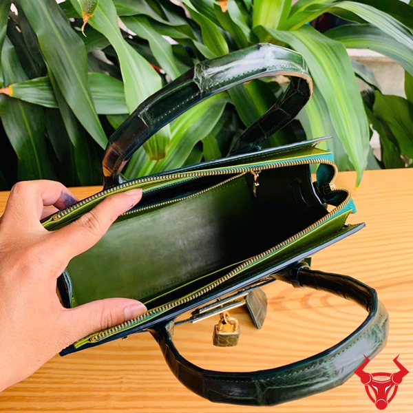 Túi xách TTL01 nữ da cá sấu bóng kính quý phái Túi xách TTL01 nữ da cá sấu bóng kính xanh lá xa hoa.
