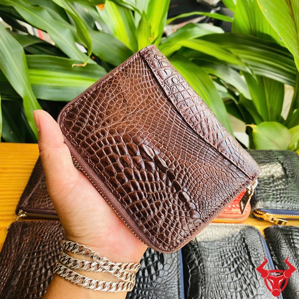 Ví BVA8 Nâu Đất – Phụ Kiện Nhỏ, Phong Cách Lớn Ví nhỏ da cá sấu nâu đất, sang trọng và bền bỉ