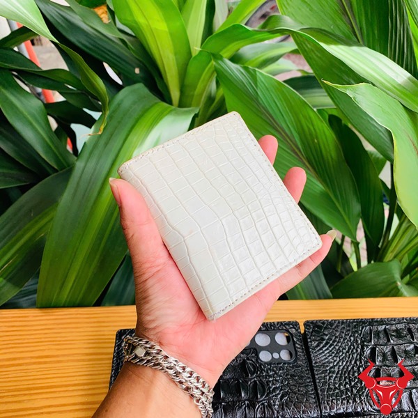 VSAA8 Trắng Mộc Da Bụng Cá Sấu – Phụ Kiện Thời Trang Cao Cấp Đẳng Cấp Vi Mini Form Dung Da Bung CaaẢnh ví da bụng cá sấu trắng mộc VSAA8 hai mặt, cầm tay với nền thực vật xanh tươi. Sau Vsaa8 Mau Trang Moc 1