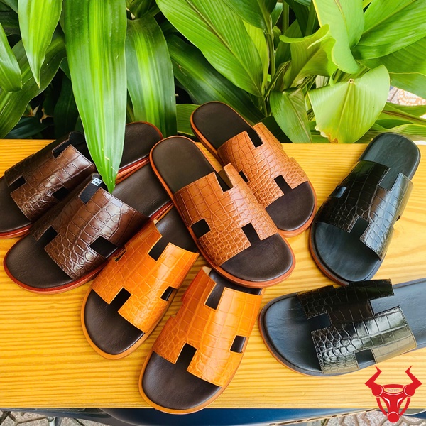 Không chỉ là dép – đây chính là tuyên ngôn đẳng cấp của quý ông. Mỗi đường vân cá sấu độc bản, mỗi gam màu sang trọng đều khẳng định phong thái khác biệt – lịch lãm, mạnh mẽ, và không bao giờ trộn lẫn!