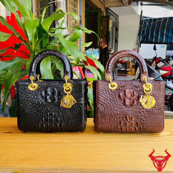 Túi Da Cá Sấu Dior Đen & Nâu Đất Sắc đen quyền lực kết hợp cùng nâu đất trầm ấm biến bộ đôi túi Dior trở thành phụ kiện đẳng cấp, vừa hợp công việc, vừa lý tưởng cho những buổi tiệc sang trọng, tôn vinh gu thời trang tinh tế.