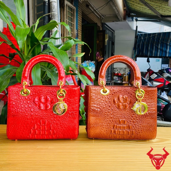 Cặp đôi túi da cá sấu Dior đỏ – nâu đỏ tạo nên sự cân bằng hoàn hảo giữa quyến rũ và sang trọn Cặp đôi Dior đỏ – nâu đỏ tạo nên sự cân bằng hoàn hảo giữa quyến rũ và sang trọng, giúp bạn dễ dàng ghi dấu ấn trong mọi sự kiện, từ những buổi tiệc tối cho đến các cuộc gặp gỡ quan trọng.