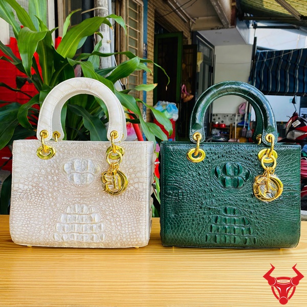 Túi Da Cá Sấu Dior Trắng & Xanh Lá Sắc trắng tinh khôi cùng xanh lá thời trang tạo nên cặp đôi túi Dior đầy cuốn hút, dễ dàng biến chủ nhân trở thành tâm điểm trong mọi bữa tiệc hay buổi dạo phố sang trọng.