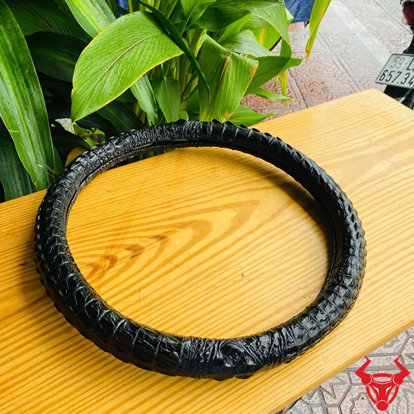 Bọc Vô Lăng Da Cá Sấu Gù Cao Cấp – Sang Trọng Dành Cho Xe Sang Bọc vô lăng da cá sấu gù cao cấp vừa bền vừa đẳng cấp.
