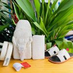 Combo phụ kiện da cá sấu bạch tạng gồm túi bao tử, ví cầm tay, thắt lưng và dép Hermes nam sang trọng.