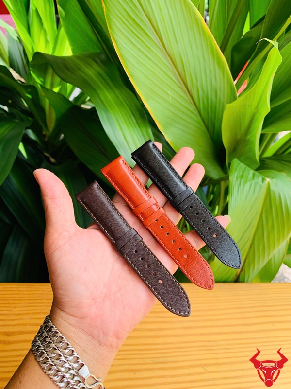 Dây đồng hồ da bò đen phong cách thời trang tinh tế.