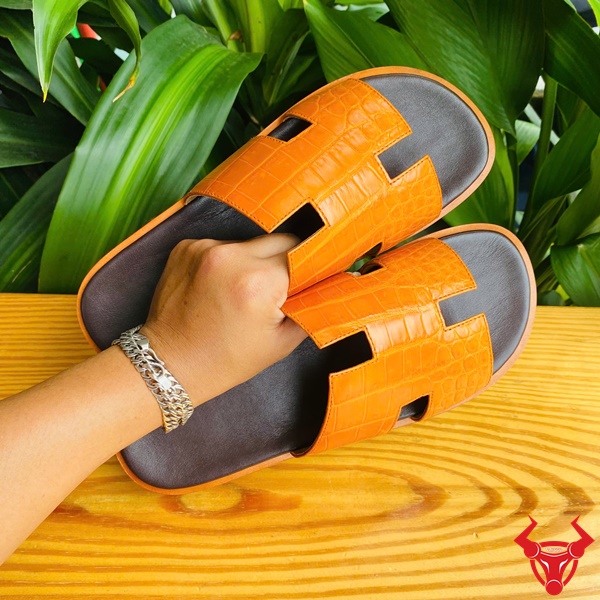 Dép Da Cá Sấu Thật DJA8 – Sang Trọng Bền Đẹp Ấn Tượng Dép DJA8 da cá sấu nâu bò sáng sang trọng.
