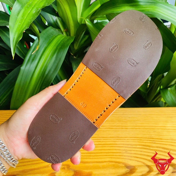 Dép Da Cá Sấu DJA8 – Sự Kết Hợp Giữa Sang Trọng Và Êm Ái Dép DJA8 cao cấp da cá sấu nâu bò sáng.