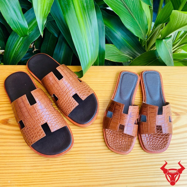 Hình ảnh đôi dép da cá sấu chữ H DJA8 màu nâu nhạt size 41 với chi tiết vân da.
