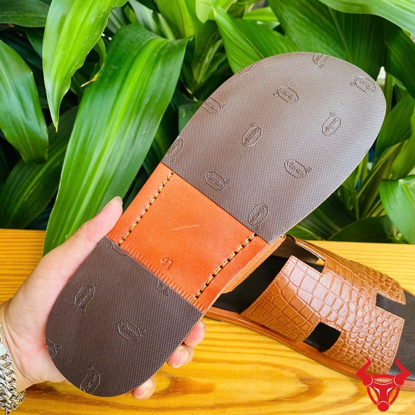Thời trang cao cấp dép chữ H, bền đẹp êm chân tự nhiên. Đôi dép da cá sấu chữ H DJA8 màu nâu nhạt size 41 từ góc chụp gần.