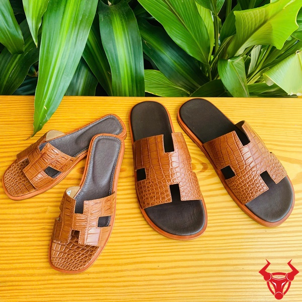 Sản phẩm dép chữ H da cá sấu DJA8 màu nâu nhạt size 41 trong bối cảnh tự nhiên.