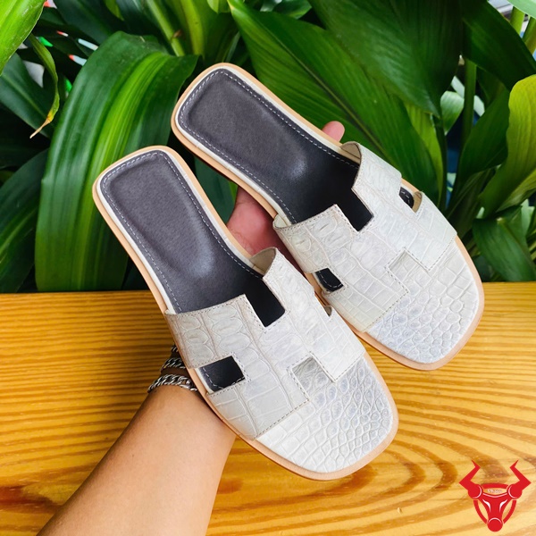 Dép Nữ Chữ H DJBA9 Da Cá Sấu Bạch Tạng – Sang Trọng Tối Giản Dép DJBA9 nữ chữ H da cá sấu bạch tạng.