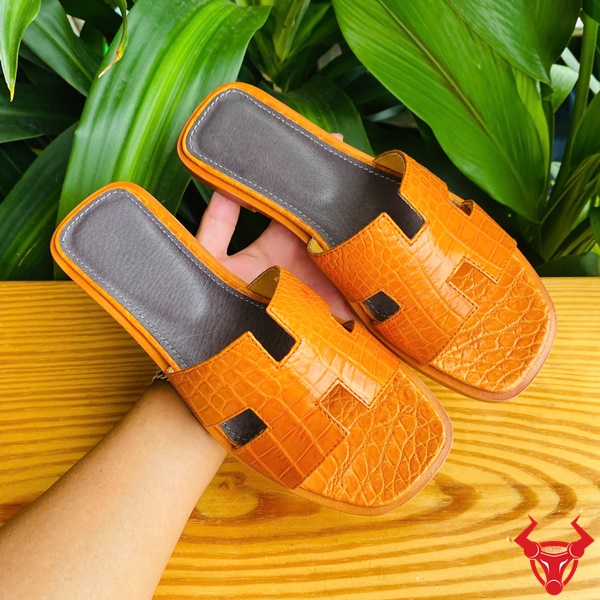 Dép Nữ DJBA9 Da Cá Sấu – Sang Trọng Bền Đẹp Êm Ái Dép nữ DJBA9 chữ H da cá sấu màu nâu bò sáng.
