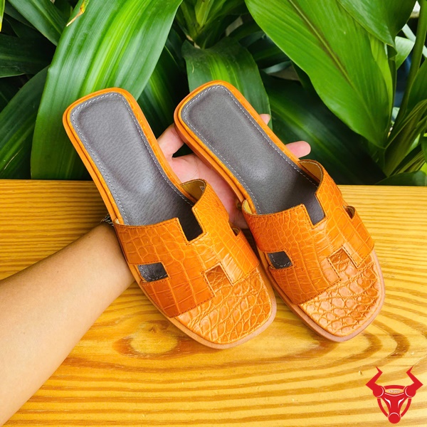 Dép Nữ Chữ H DJBA9 – Phong Cách Cá Tính Và Thanh Lịch Dép nữ DJBA9 da cá sấu nâu bò sáng cao cấp.