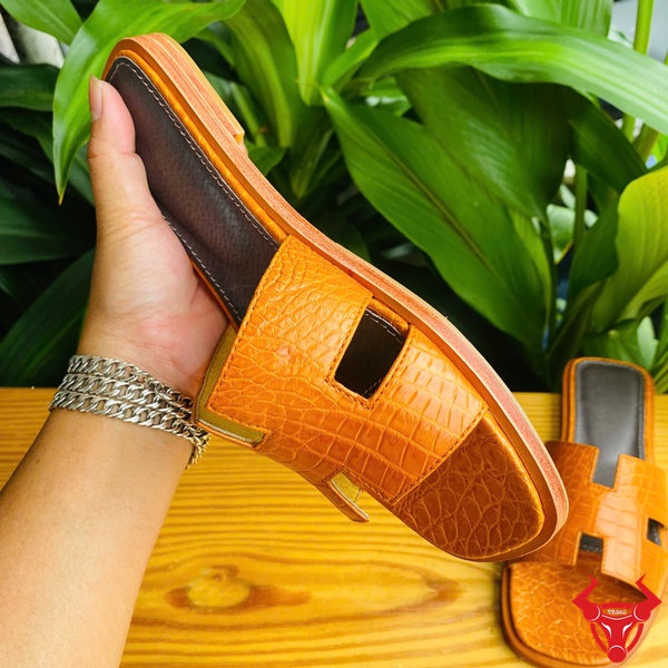 Dép Nữ DJBA9 Chữ H – Cá Tính Và Bền Đẹp Theo Năm Tháng Dép nữ chữ H DJBA9 da cá sấu nâu bò sáng.