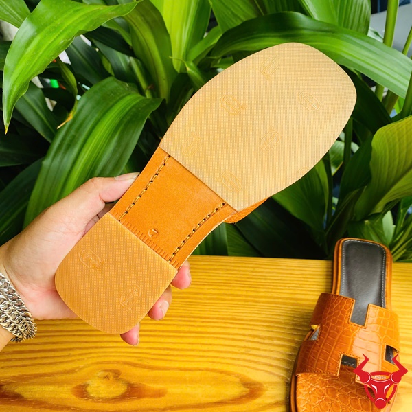 Dép Nữ Chữ H DJBA9 Nâu Bò Sáng – Tinh Hoa Thời Trang Da Cá Sấu Dép nữ DJBA9 chữ H nâu bò sáng cao cấp.