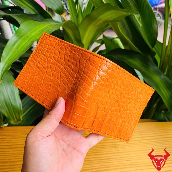 Ví Da Cá Sấu Vàng Cam – Biểu Tượng Quý Ông Thành Đạt Ví Nam Da Cá Sấu Vàng Cam nổi bật, đẳng cấp.