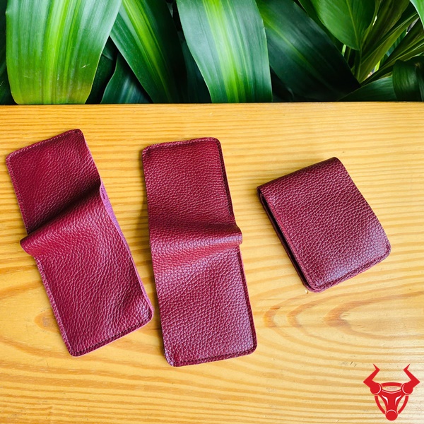 Thời Trang Sang Trọng VDB47: Ví Da Bò Đỏ Rượu Cao Cấp Ví da bò đỏ rượu trên bàn, cầm tay,biểu tượng thời trang