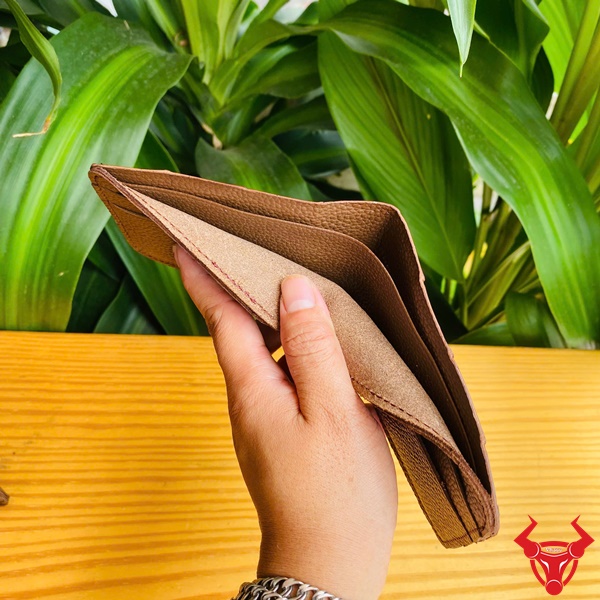 Ví Sen Cá Sấu VTAA8 Nâu - Biểu Tượng Thời Trang Cao Cấp Ví cầm tay màu nâu da cá sấu, chi tiết vân óng,nền cây lá xanh, cao cấp.