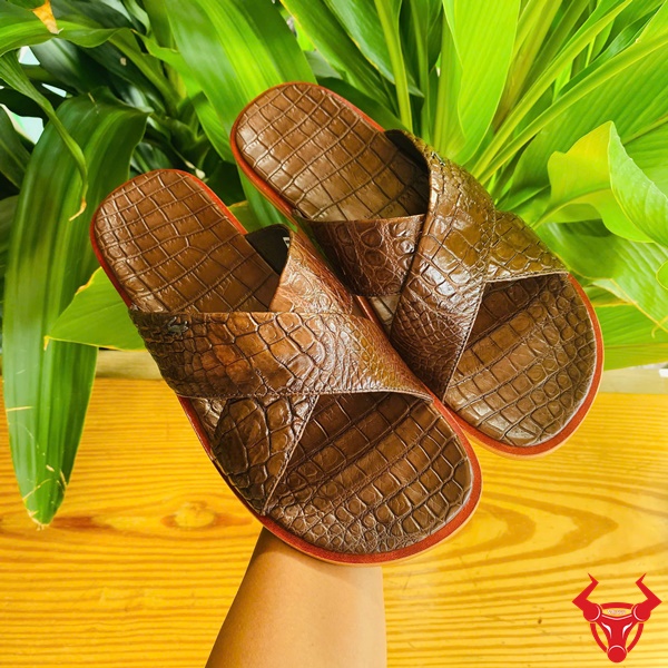 Dép Da Bụng Cá Sấu Quai Chéo Nam Cao Cấp – Thời Trang Bền Bỉ Dép cá sấu quai chéo full da bụng màu nâu size 44.