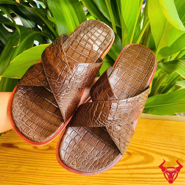 Dép Cá Sấu Full Da Quai Chéo Size 44 – Phong Cách Đẳng Cấp Dép cá sấu quai chéo màu nâu cao cấp size 44.