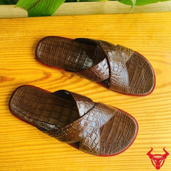 Dép Da Cá Sấu Quai Chéo Full Da Màu Nâu Bền Đẹp Dép da bụng cá sấu quai chéo full da màu nâu.