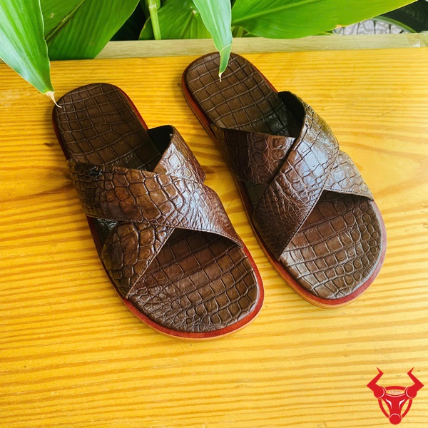 Dép Cá Sấu Quai Chéo Full Da Bụng Màu Nâu Sang Trọng Dép cá sấu full da bụng quai chéo cao cấp.