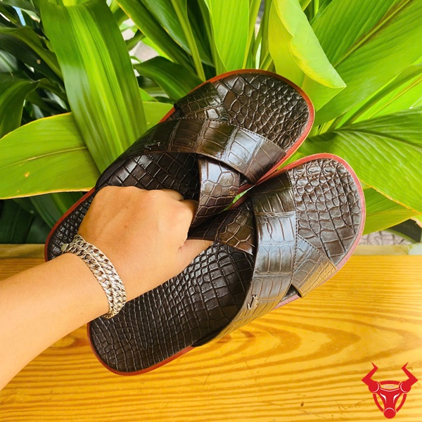 Dép Cá Sấu Full Da Quai Chéo Nâu – Phong Cách Thời Thượng Dép cá sấu cao cấp full da màu nâu.