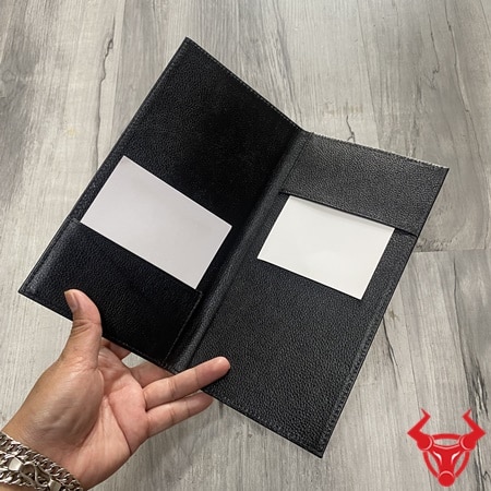 Bên trong sổ bìa menu da bò thật với gáy còng và túi lót trong suốt do Đồ Da VR360 sản xuất