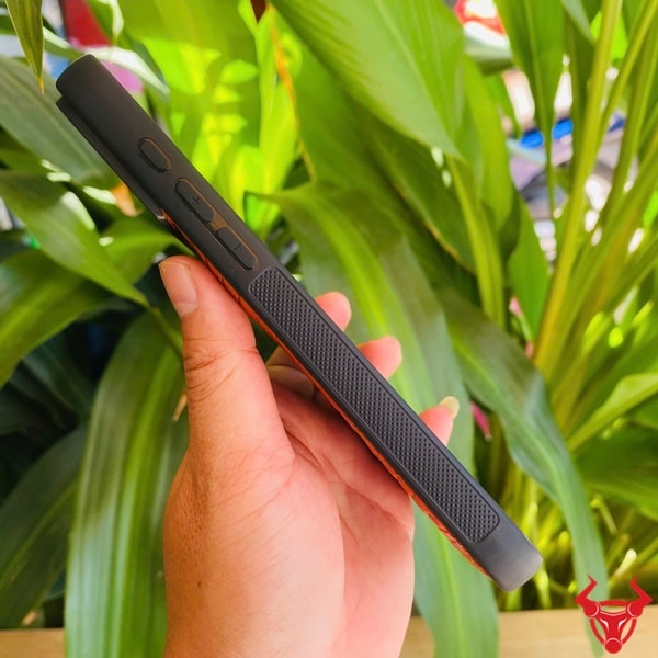 Mặt cạnh sườn ốp lưng da cá sấu thật iPhone 17 Pro Max với các chi tiết phím bấm chính xác, dễ thao tác