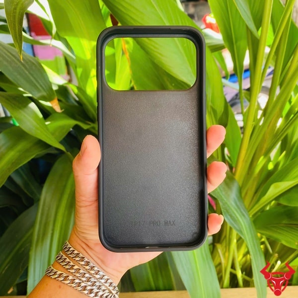 Mặt trong ốp lưng da cá sấu iPhone 17 Pro Max chống trầy xước điện thoại