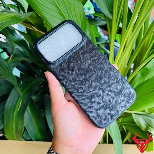 Hình ảnh ốp lưng da bò Epsom đen sang trọng cho iPhone 17 Promax, thiết kế thời thượng.