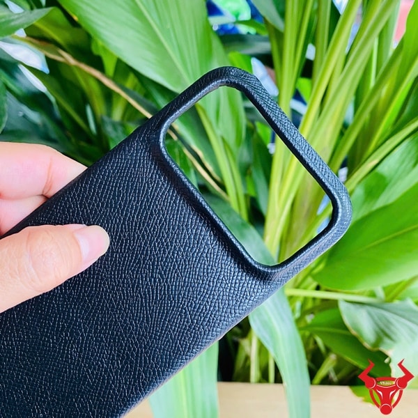 Hình ảnh ốp lưng da bò Epsom đen thời thượng cho iPhone 17 Promax, chất liệu cao cấp.