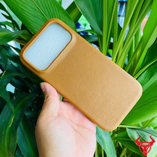Hình ảnh ốp lưng da bò Epsom nâu bò sang trọng cho iPhone 17 Promax, thiết kế thời thượng.