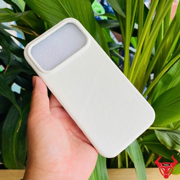 Hình ảnh ốp lưng da bò Epsom trắng sang trọng cho iPhone 17 Promax, thiết kế thời thượng.
