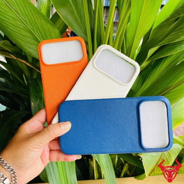 Hình ảnh ốp lưng da bò Epsom trắng sang trọng cho iPhone 17 Promax, thiết kế tinh tế.