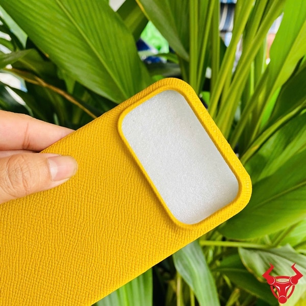 Hình ảnh ốp lưng da bò Epsom vàng sang trọng cho iPhone 17 Promax, thiết kế thời thượng.