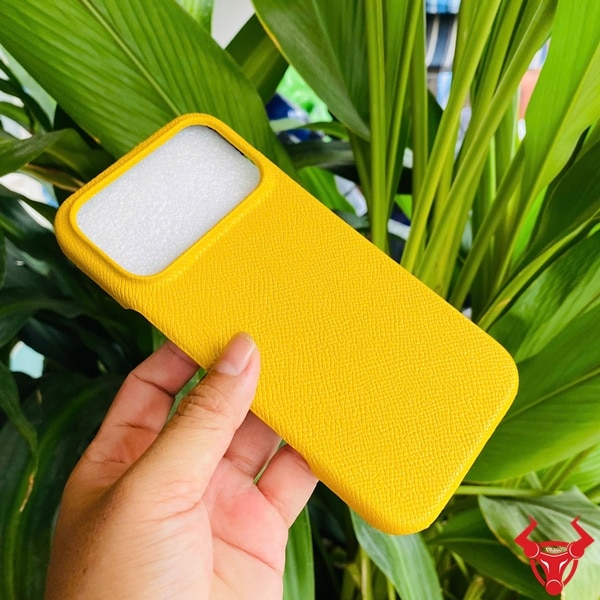 Hình ảnh ốp lưng da bò Epsom vàng thời thượng cho iPhone 17 Promax, chất liệu cao cấp.