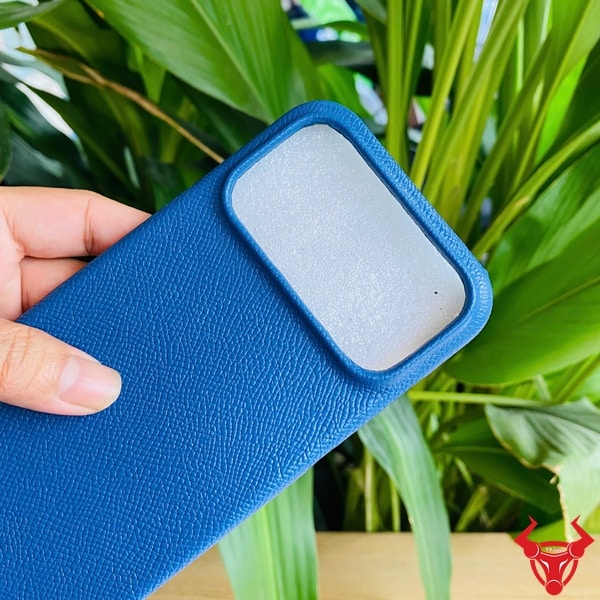 Hình ảnh ốp lưng da bò Epsom xanh đậm sang trọng cho iPhone 17 Promax, thiết kế thời thượng.