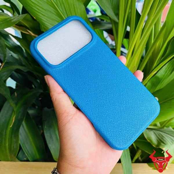 Hình ảnh ốp lưng da bò Epsom xanh dương sang trọng cho iPhone 17 Promax, thiết kế thời thượng.