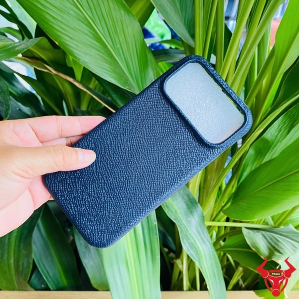 Hình ảnh ốp lưng da bò Epsom xanh navy sang trọng cho iPhone 17 Promax, thiết kế thời thượng.