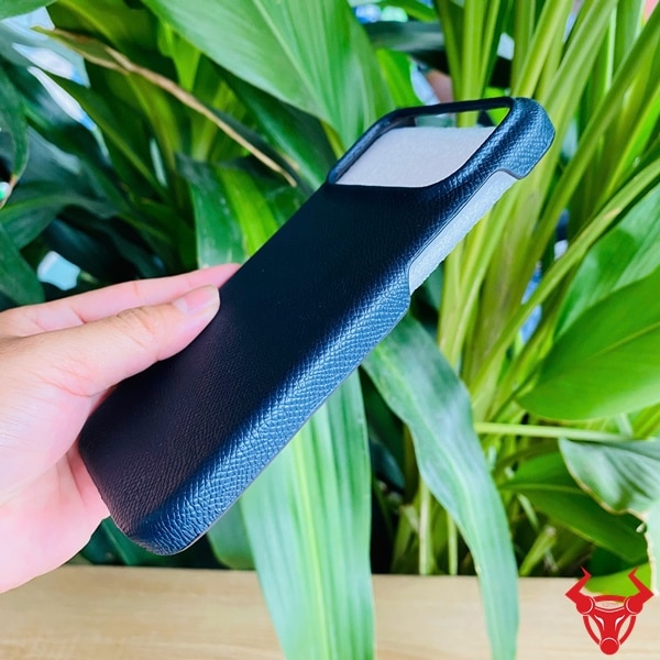 Hình ảnh ốp lưng da bò Epsom xanh navy thời thượng cho iPhone 17 Promax, chất liệu cao cấp.