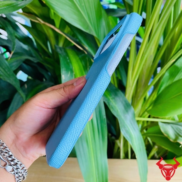 Hình ảnh ốp lưng da bò Epsom xanh nhạt sang trọng cho iPhone 17 Promax, thiết kế thời thượng.