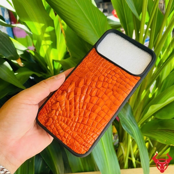 Ốp lưng da cá sấu gai tay iPhone 17 Pro Max cầm trên tay thể hiện vẻ sang trọng và đẳng cấp