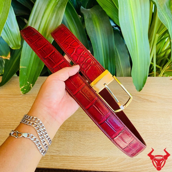 Thắt Lưng Nam Da Cá Sấu Cao Cấp – Màu Burgundy Quyền Lực Thắt lưng liền da bụng cá sấu đỏ Burgundy khóa kim vàng sáng.