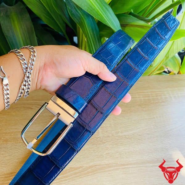 Thắt Lưng Da Cá Sấu Nguyên Tấm – Sắc Xanh Lịch Lãm Thắt lưng da cá sấu màu xanh navy cho doanh nhân lịch lãm.