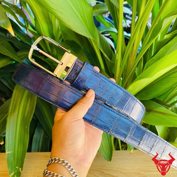 Thắt Lưng Nam Cao Cấp Xanh Navy – Tinh Tế Và Mạnh Mẽ Thắt lưng liền da cá sấu xanh navy sang trọng lịch lãm.