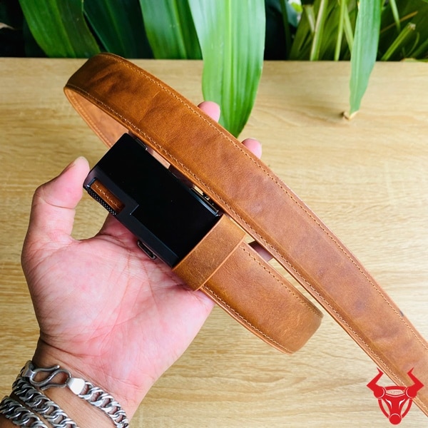 Thắt lưng da bò TLRN13 nâu sáp sang trọng, bền bỉ và phong cách.